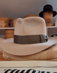 LEIFUR Adventure FEDORA | 5X BEAVER | LIGHT FAWN COLOR | WESTERN WEIGHT | SIZE 58, US 7 1/4 - Hufvud