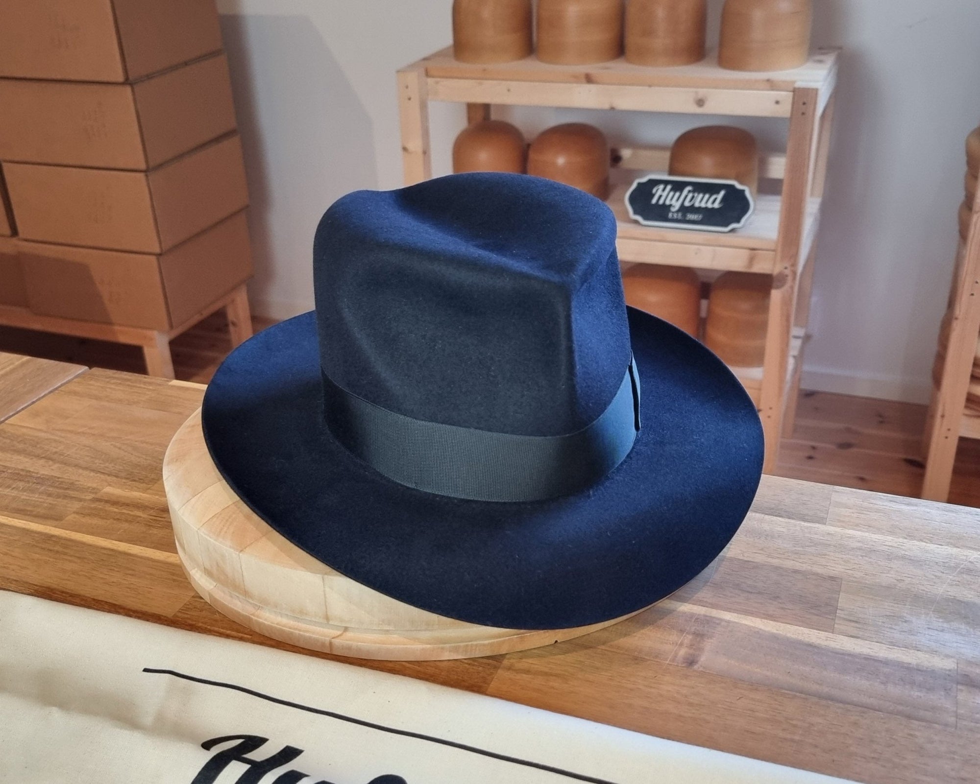 LEIFUR Adventure FEDORA | BEAVER HUNDRED | DARK NAVY BLUE COLOR | WESTERN WEIGHT | SIZE 58, US 7 1/4 - Hufvud