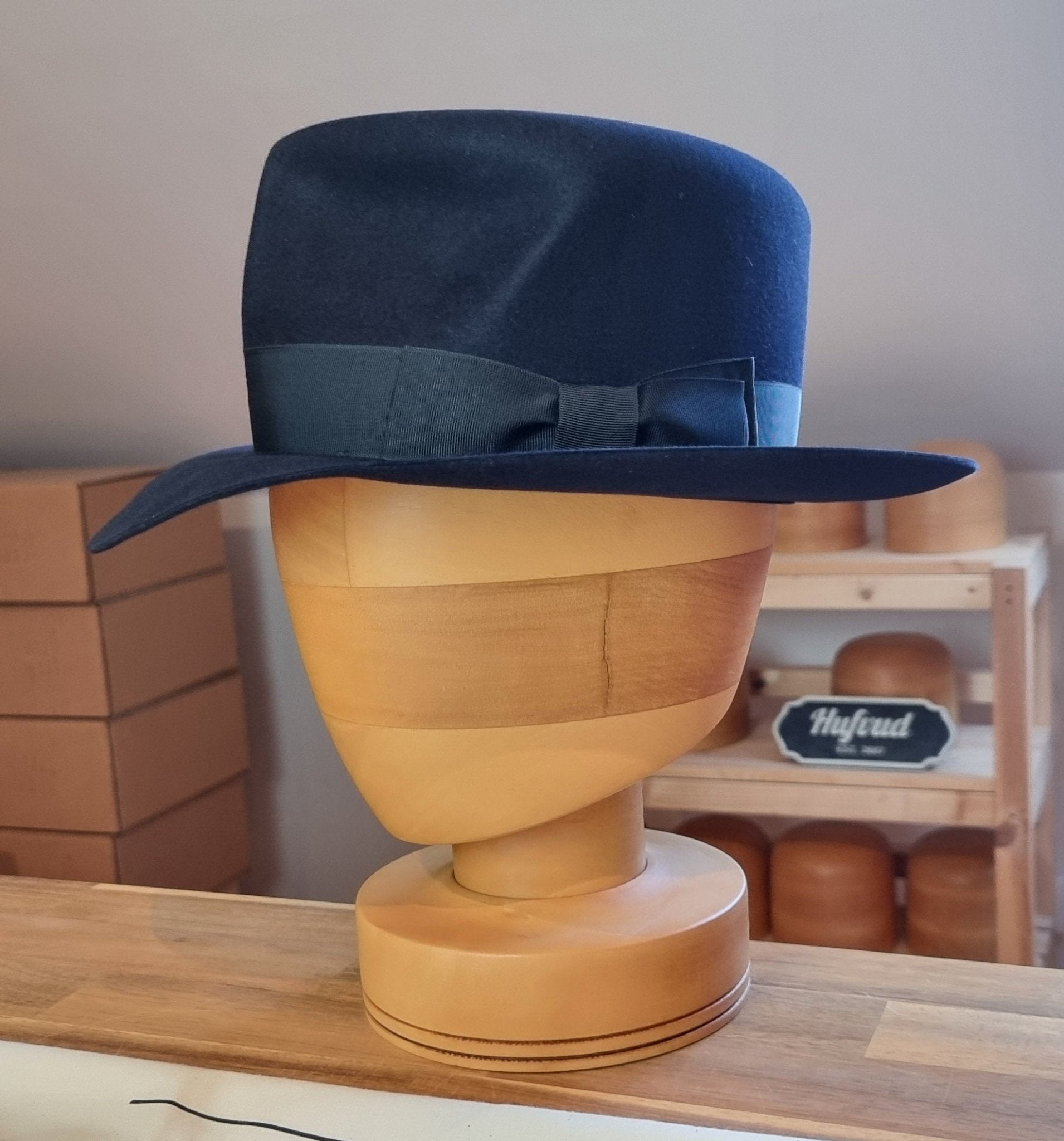 LEIFUR Adventure FEDORA | BEAVER HUNDRED | DARK NAVY BLUE COLOR | WESTERN WEIGHT | SIZE 58, US 7 1/4 - Hufvud