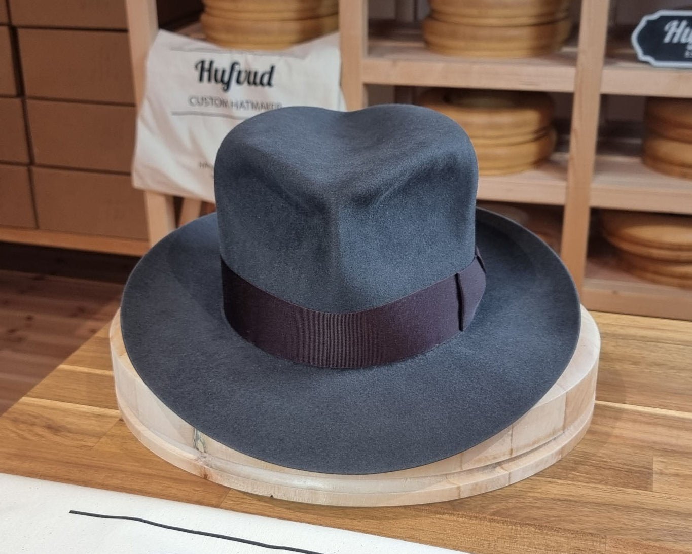 LEIFUR Adventure FEDORA | BEAVER TWENTY | CHARCOAL COLOR | WESTERN WEIGHT | SIZE 59, US 7 3/8 - Hufvud