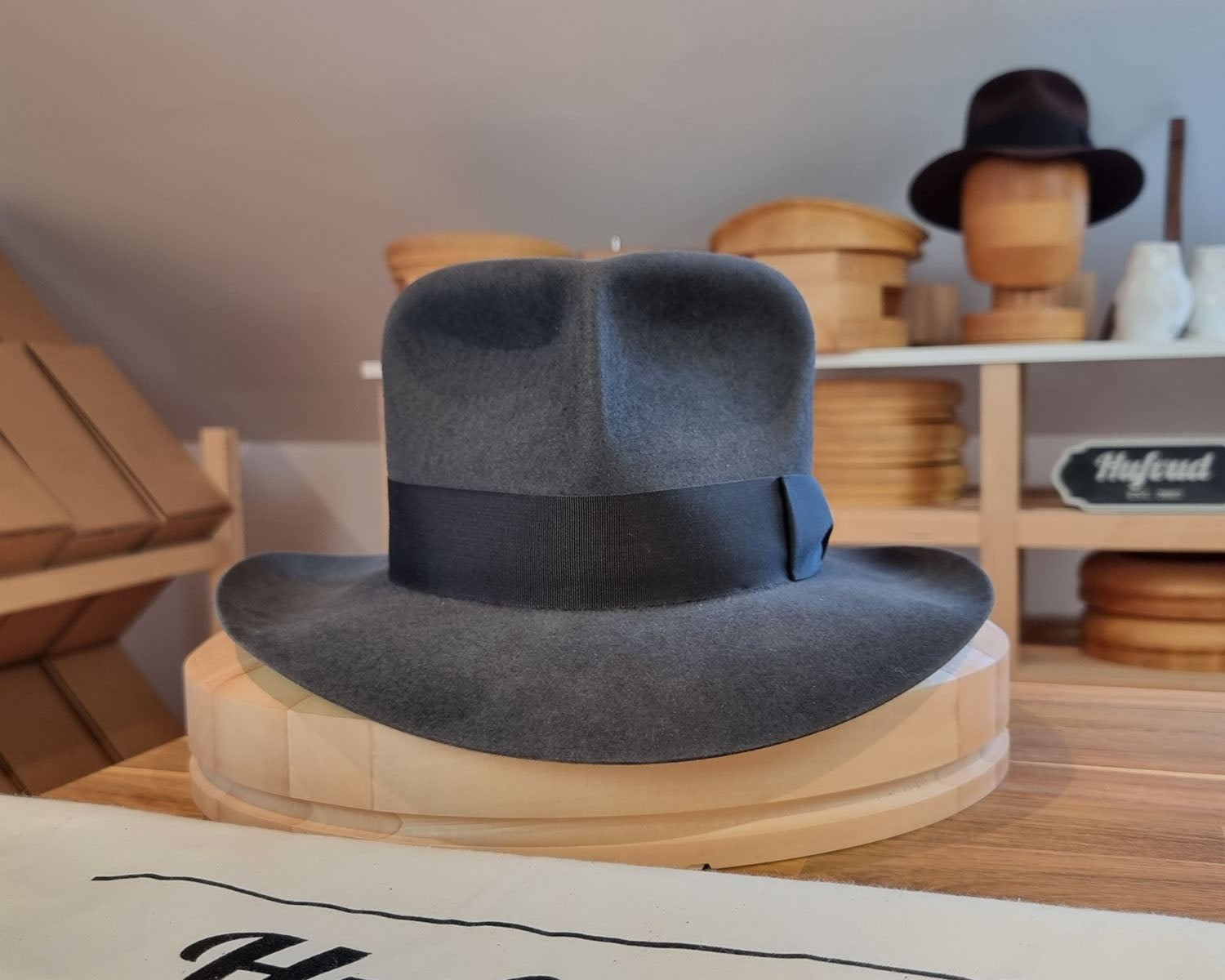 LEIFUR Adventure FEDORA | BEAVER TWENTY | CHARCOAL COLOR | WESTERN WEIGHT | SIZE 61, US 7 5/8 - Hufvud