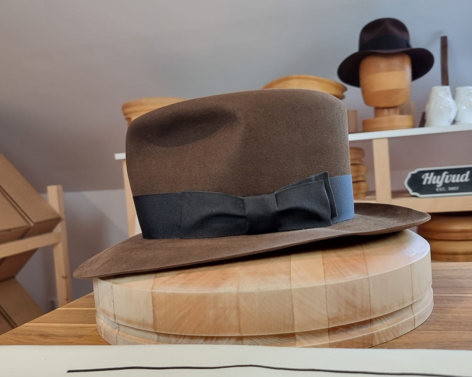 LEIFUR Lucky FEDORA | BEAVER HUNDRED | SABLE BROWN COLOR | SIZE 57, US 7 1/8 - Hufvud