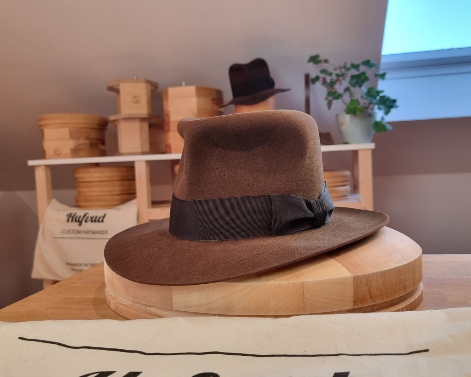 LEIFUR Lucky FEDORA | RABBIT &amp; HARE DELUXE BLEND FELT | SABLE BROWN COLOR | SIZE 56, US 7 - Hufvud