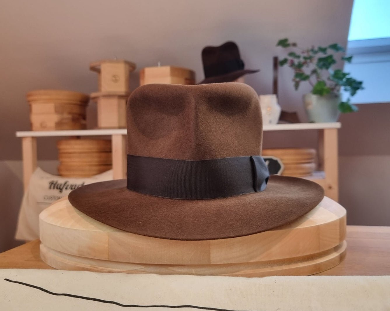 LEIFUR Lucky FEDORA | RABBIT &amp; HARE DELUXE BLEND FELT | SABLE BROWN COLOR | SIZE 56, US 7 - Hufvud