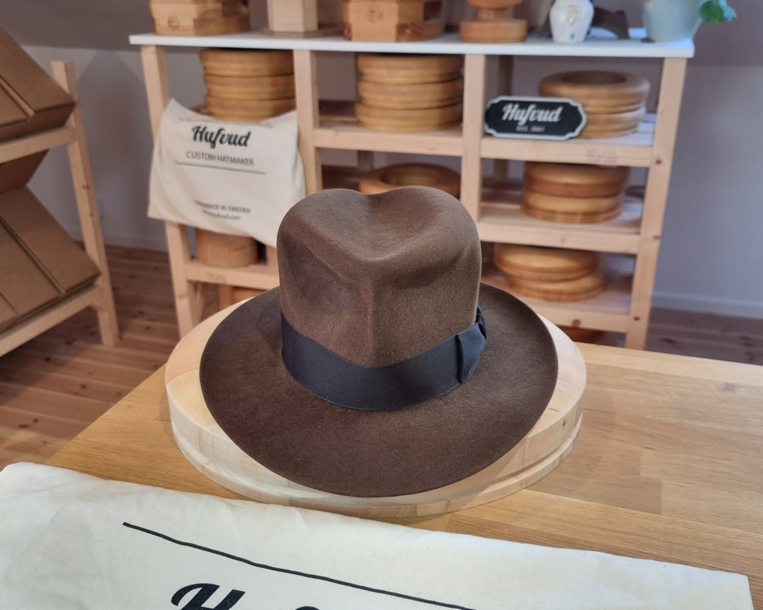 LEIFUR Lucky FEDORA | RABBIT &amp; HARE DELUXE BLEND FELT | SABLE BROWN COLOR | SIZE 56, US 7 - Hufvud
