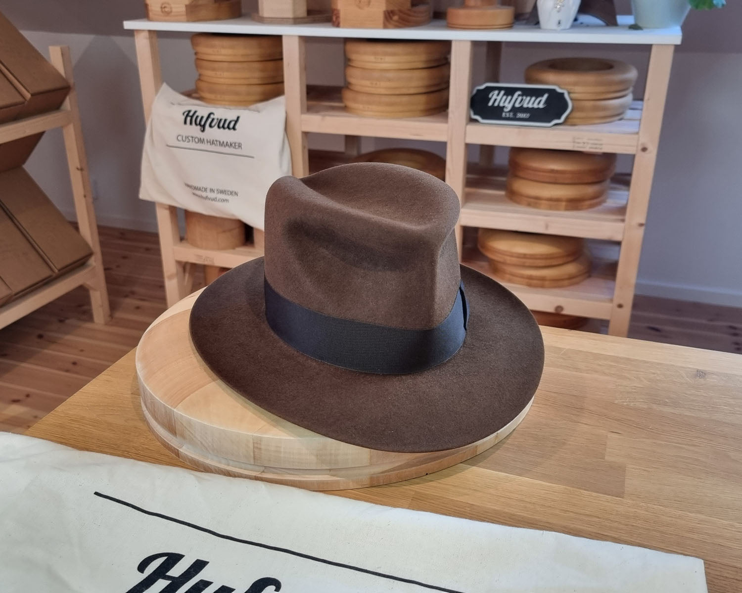 LEIFUR Lucky FEDORA | RABBIT &amp; HARE DELUXE BLEND FELT | SABLE BROWN COLOR | SIZE 56, US 7 - Hufvud