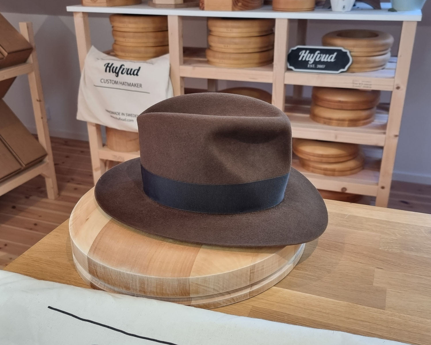 LEIFUR Lucky FEDORA | RABBIT &amp; HARE DELUXE BLEND FELT | SABLE BROWN COLOR | SIZE 56, US 7 - Hufvud