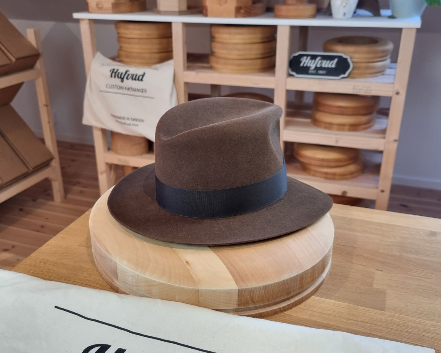 LEIFUR Lucky FEDORA | RABBIT &amp; HARE DELUXE BLEND FELT | SABLE BROWN COLOR | SIZE 56, US 7 - Hufvud