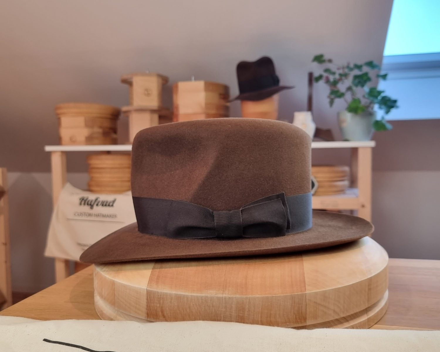 LEIFUR Lucky FEDORA | RABBIT &amp; HARE DELUXE BLEND FELT | SABLE BROWN COLOR | SIZE 56, US 7 - Hufvud