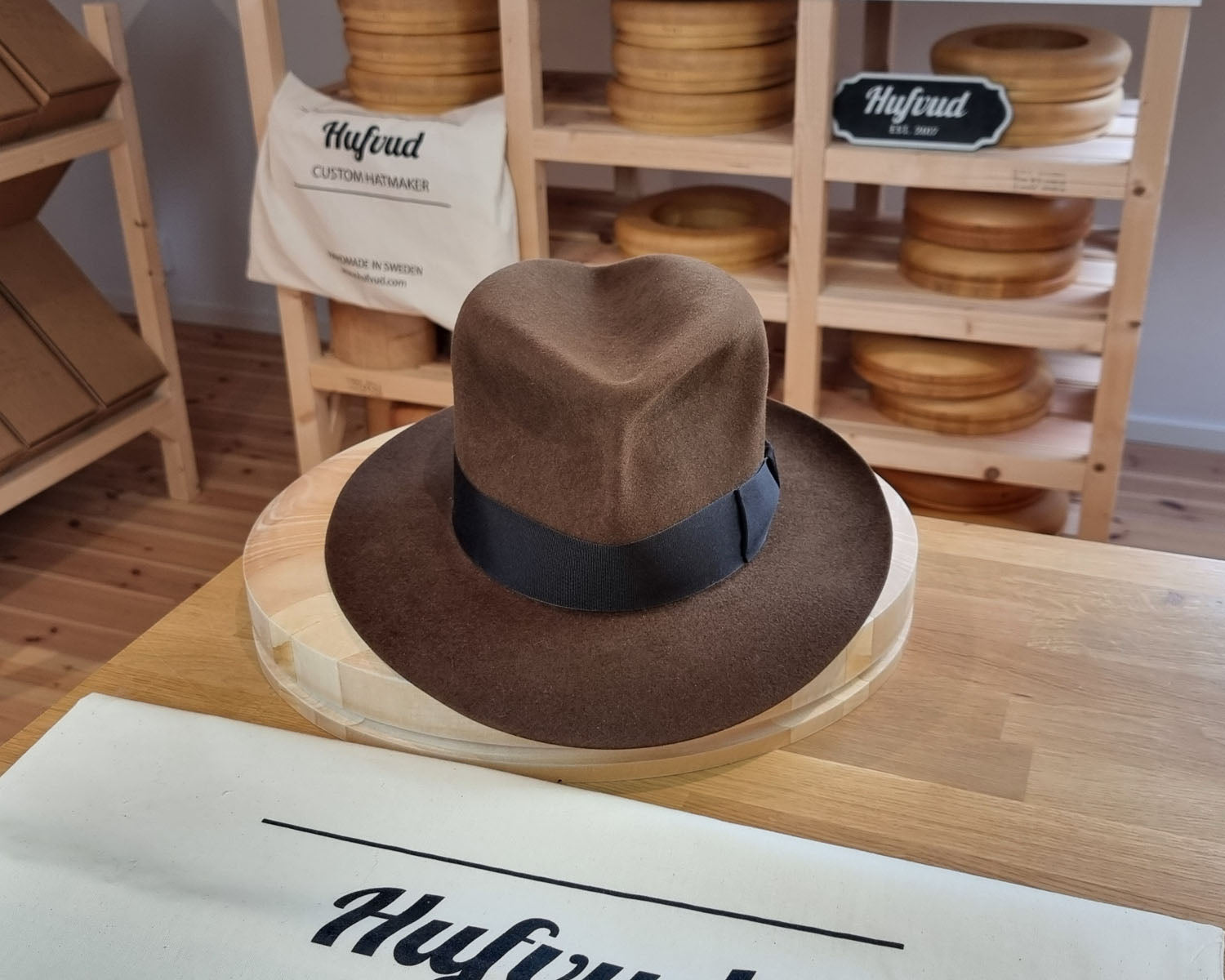 LEIFUR Lucky FEDORA | RABBIT &amp; HARE DELUXE BLEND FELT | SABLE BROWN COLOR | SIZE 57, US 7 1/8 - Hufvud