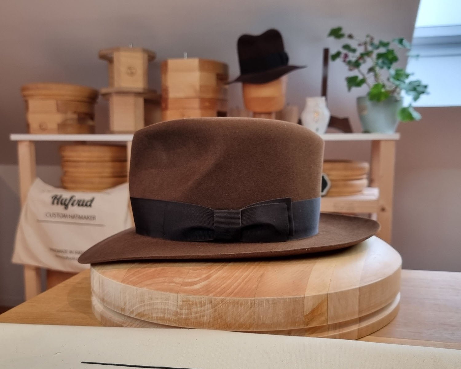 LEIFUR Lucky FEDORA | RABBIT &amp; HARE DELUXE BLEND FELT | SABLE BROWN COLOR | SIZE 57, US 7 1/8 - Hufvud