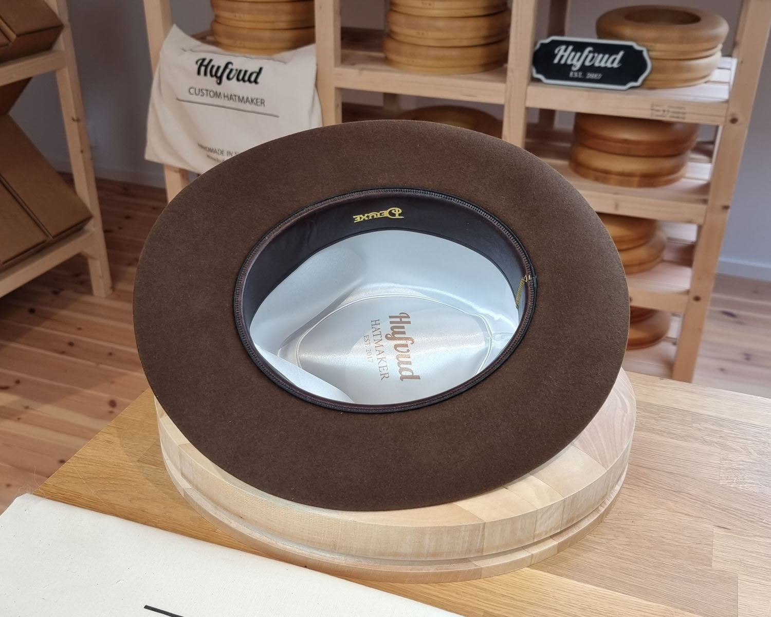 LEIFUR Lucky FEDORA | RABBIT &amp; HARE DELUXE BLEND FELT | SABLE BROWN COLOR | SIZE 57, US 7 1/8 - Hufvud