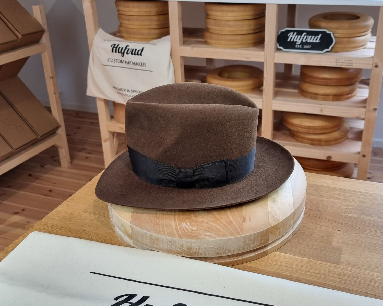 LEIFUR Lucky FEDORA | RABBIT & HARE DELUXE BLEND FELT | SABLE BROWN COLOR | SIZE 57, US 7 1/8 - Hufvud