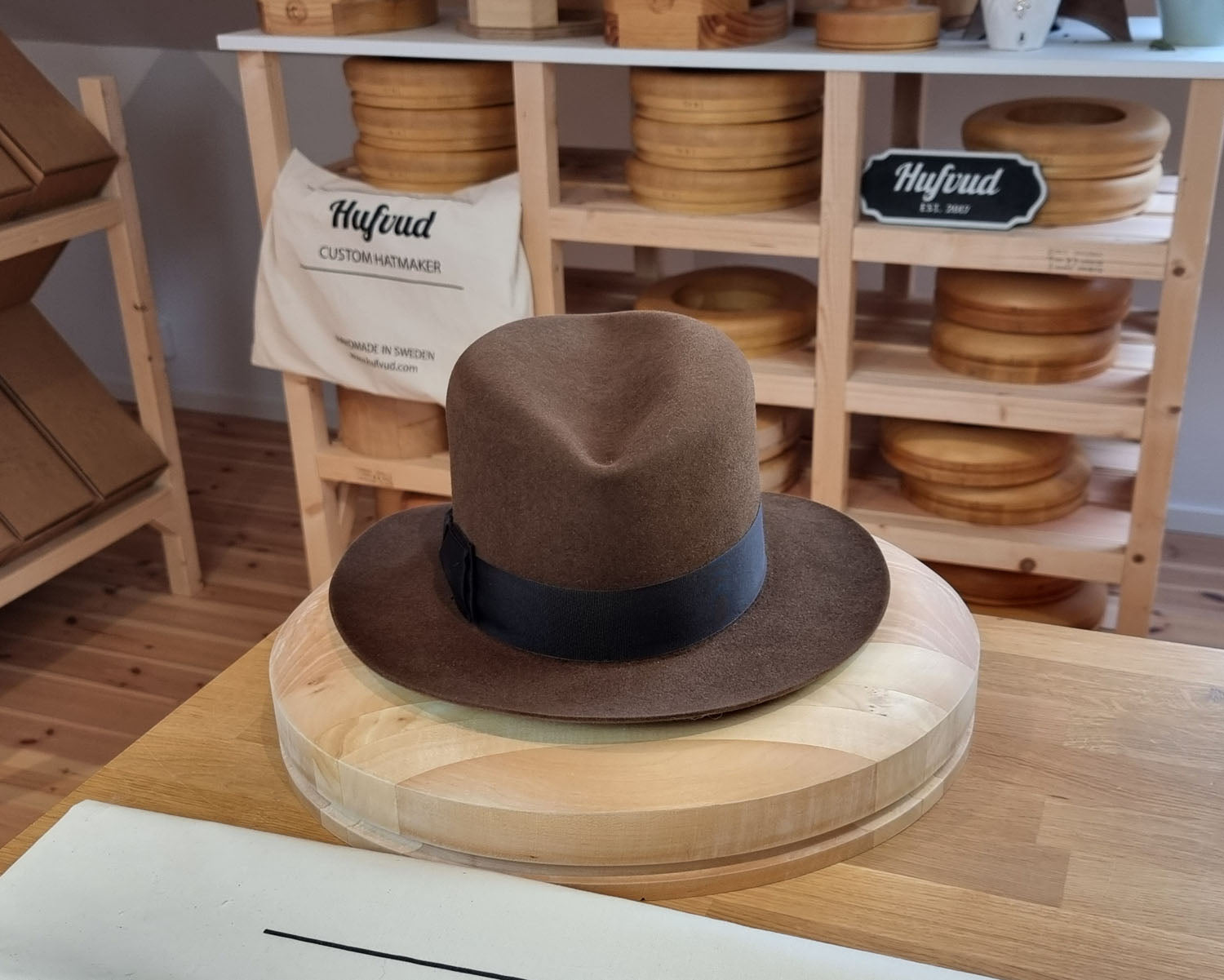 LEIFUR Lucky FEDORA | RABBIT & HARE DELUXE BLEND FELT | SABLE BROWN COLOR | SIZE 57, US 7 1/8 - Hufvud