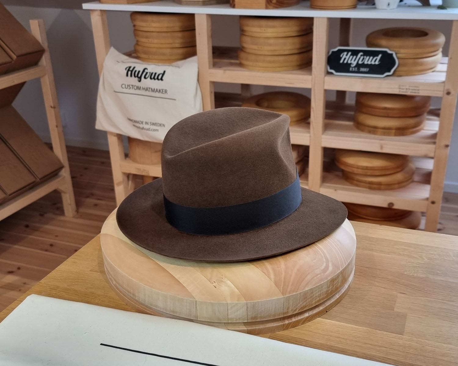 LEIFUR Lucky FEDORA | RABBIT &amp; HARE DELUXE BLEND FELT | SABLE BROWN COLOR | SIZE 57, US 7 1/8 - Hufvud