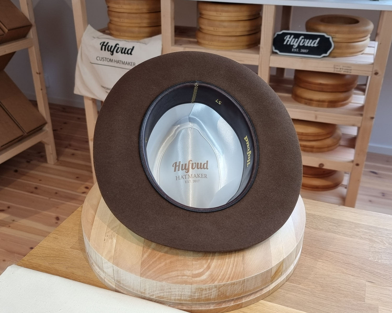 LEIFUR Lucky FEDORA | RABBIT &amp; HARE DELUXE BLEND FELT | SABLE BROWN COLOR | SIZE 57, US 7 1/8 - Hufvud