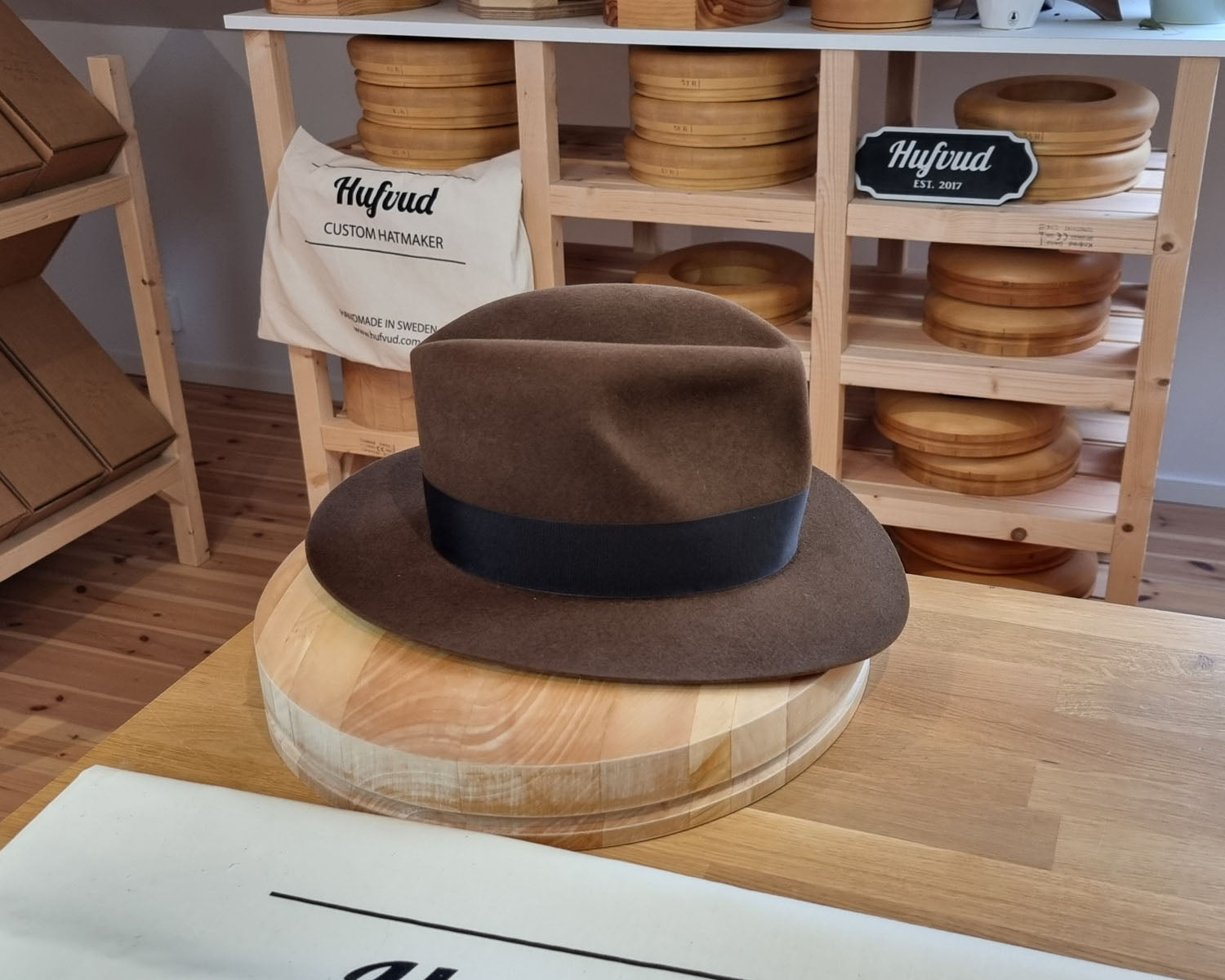 LEIFUR Lucky FEDORA | RABBIT &amp; HARE DELUXE BLEND FELT | SABLE BROWN COLOR | SIZE 57, US 7 1/8 - Hufvud