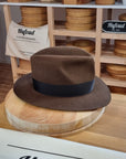 LEIFUR Lucky FEDORA | RABBIT & HARE DELUXE BLEND FELT | SABLE BROWN COLOR | SIZE 57, US 7 1/8 - Hufvud