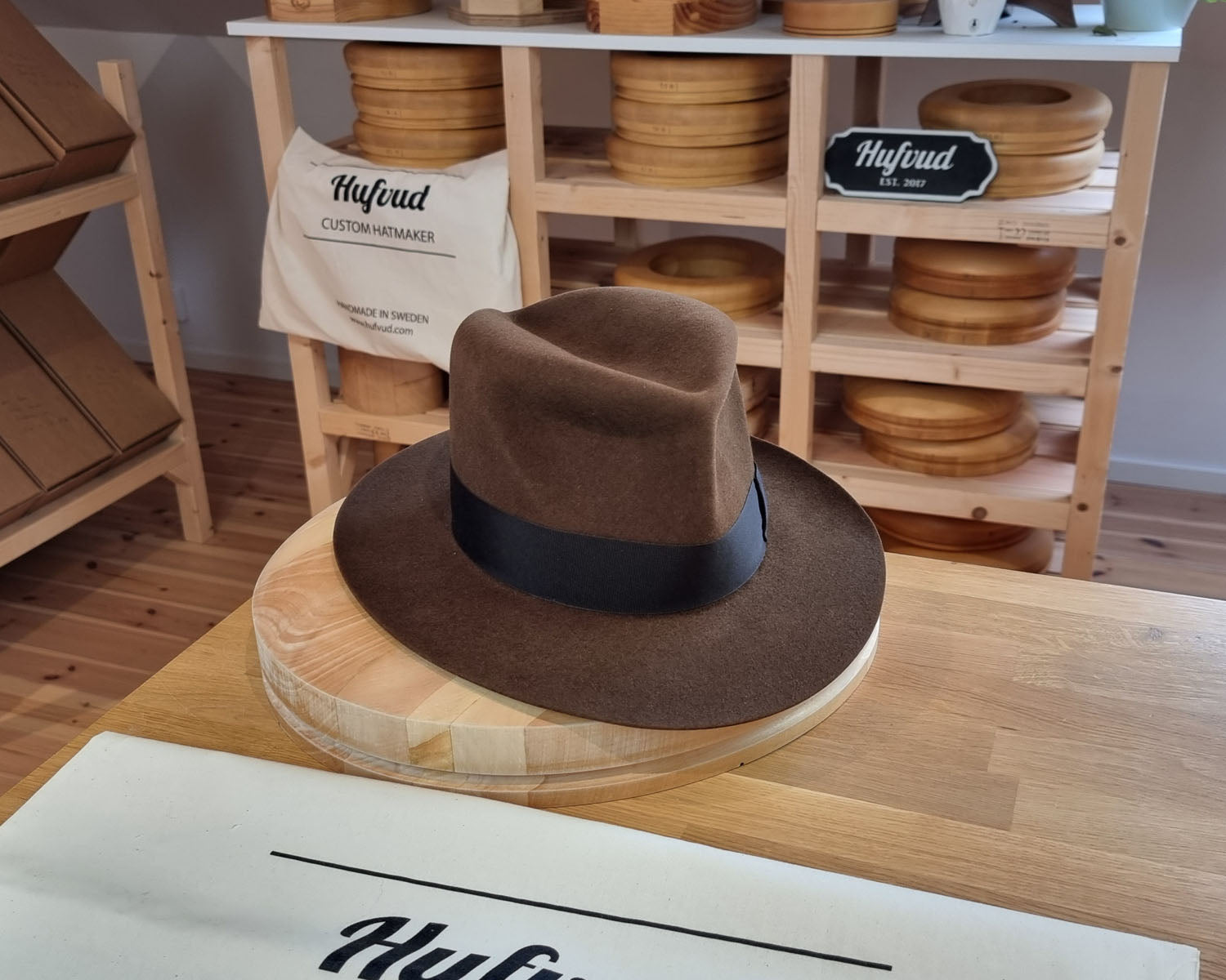 LEIFUR Lucky FEDORA | RABBIT &amp; HARE DELUXE BLEND FELT | SABLE BROWN COLOR | SIZE 57, US 7 1/8 - Hufvud