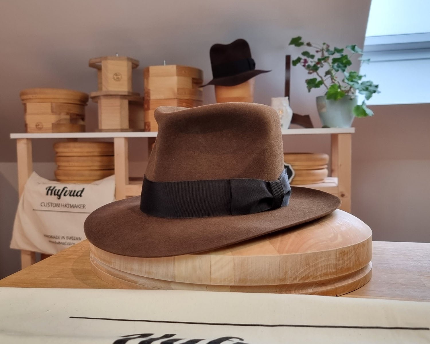 LEIFUR Lucky FEDORA | RABBIT &amp; HARE DELUXE BLEND FELT | SABLE BROWN COLOR | SIZE 57, US 7 1/8 - Hufvud