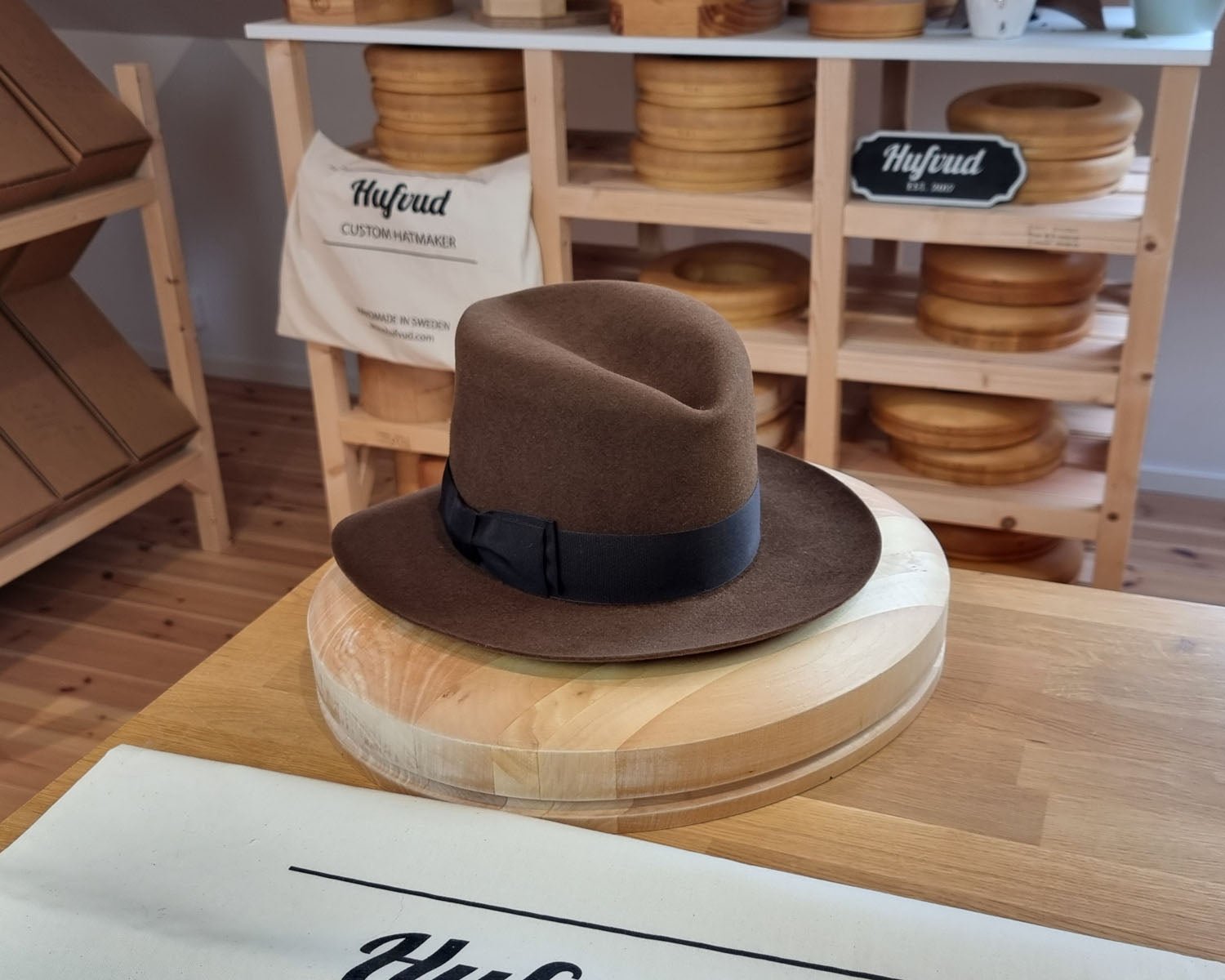 LEIFUR Lucky FEDORA | RABBIT & HARE DELUXE BLEND FELT | SABLE BROWN COLOR | SIZE 57, US 7 1/8 - Hufvud
