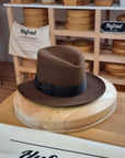 LEIFUR Lucky FEDORA | RABBIT & HARE DELUXE BLEND FELT | SABLE BROWN COLOR | SIZE 57, US 7 1/8 - Hufvud