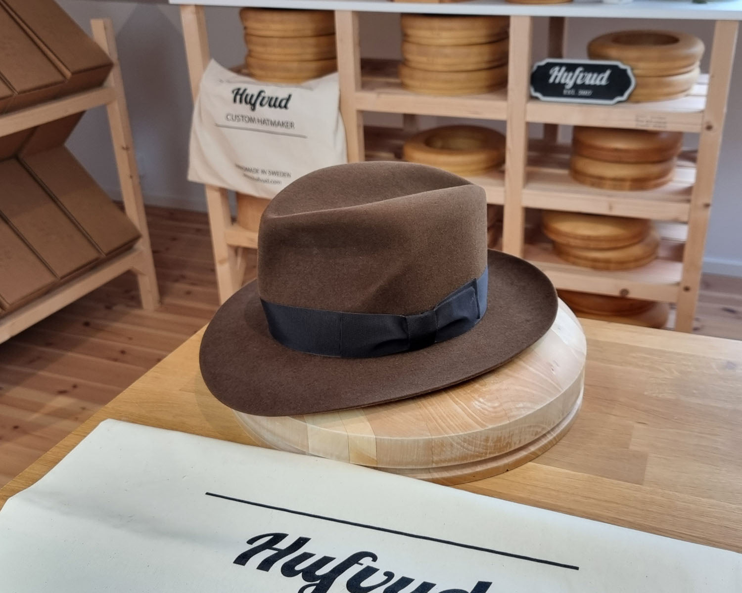 LEIFUR Lucky FEDORA | RABBIT & HARE DELUXE BLEND FELT | SABLE BROWN COLOR | SIZE 57, US 7 1/8 - Hufvud