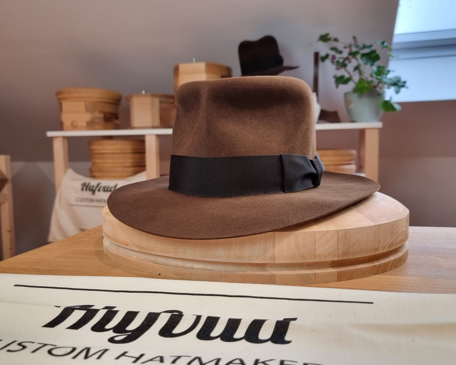 LEIFUR Lucky FEDORA | RABBIT &amp; HARE DELUXE BLEND FELT | SABLE BROWN COLOR | SIZE 58, US 7 1/4 - Hufvud