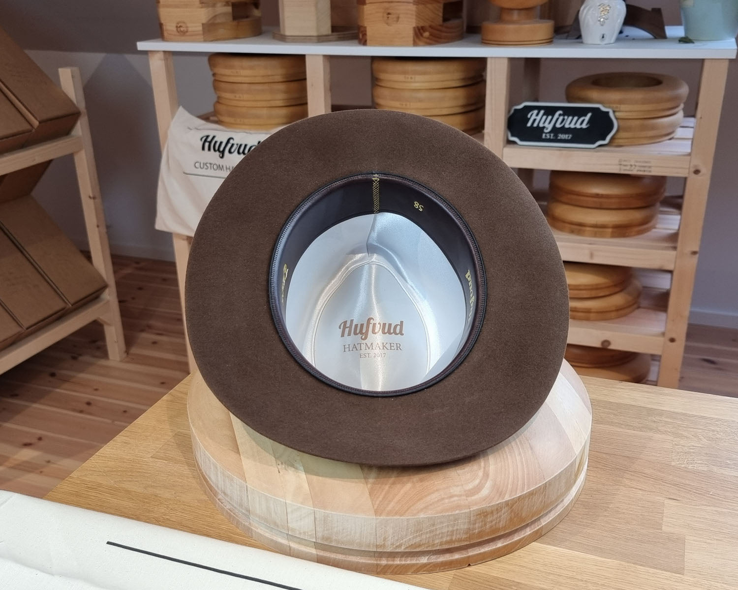 LEIFUR Lucky FEDORA | RABBIT &amp; HARE DELUXE BLEND FELT | SABLE BROWN COLOR | SIZE 58, US 7 1/4 - Hufvud