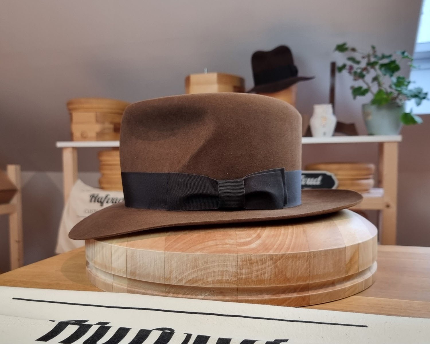 LEIFUR Lucky FEDORA | RABBIT &amp; HARE DELUXE BLEND FELT | SABLE BROWN COLOR | SIZE 58, US 7 1/4 - Hufvud