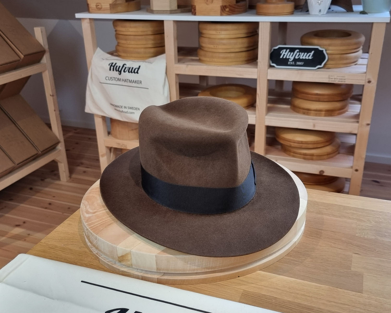 LEIFUR Lucky FEDORA | RABBIT &amp; HARE DELUXE BLEND FELT | SABLE BROWN COLOR | SIZE 58, US 7 1/4 - Hufvud