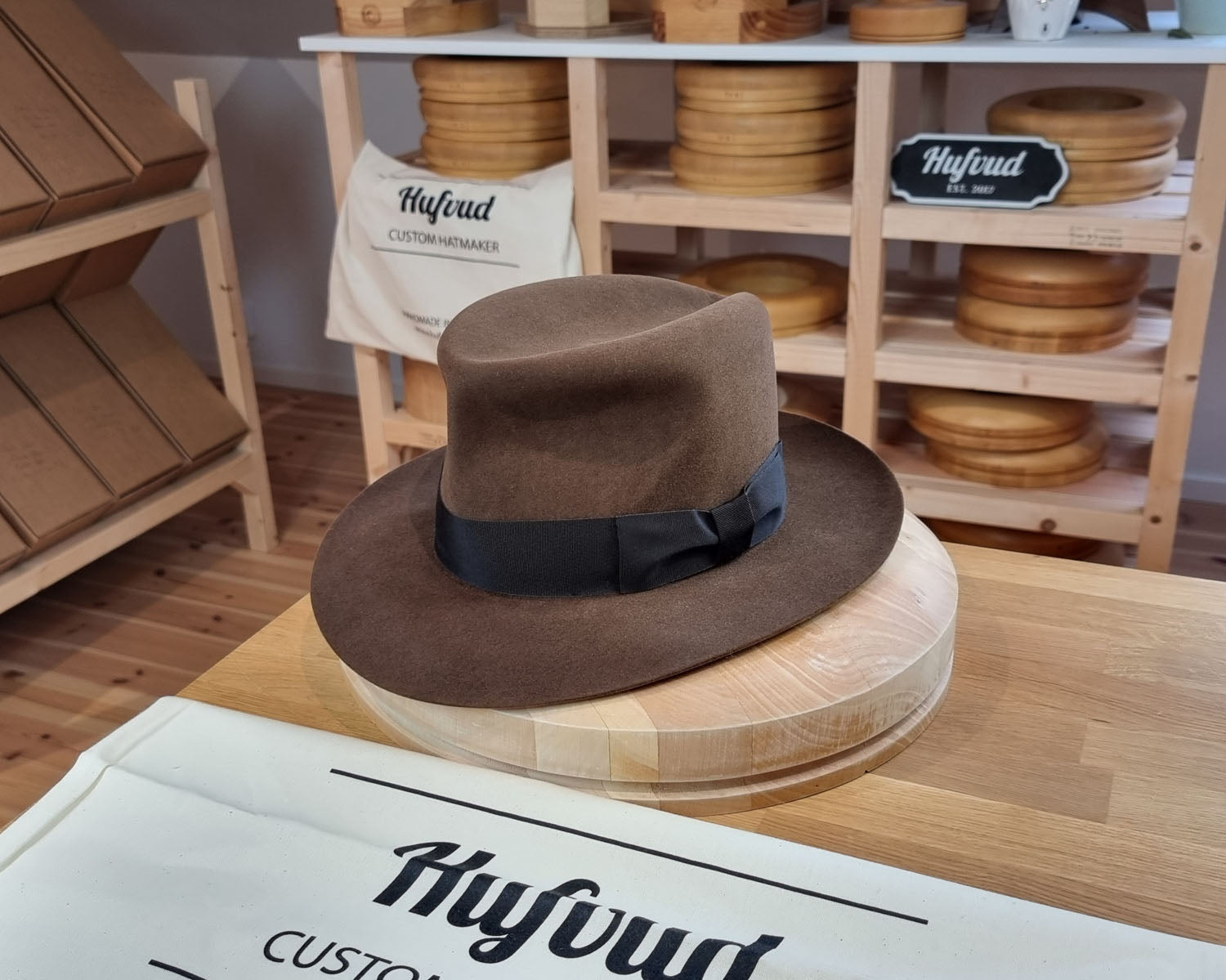 LEIFUR Lucky FEDORA | RABBIT & HARE DELUXE BLEND FELT | SABLE BROWN COLOR | SIZE 58, US 7 1/4 - Hufvud
