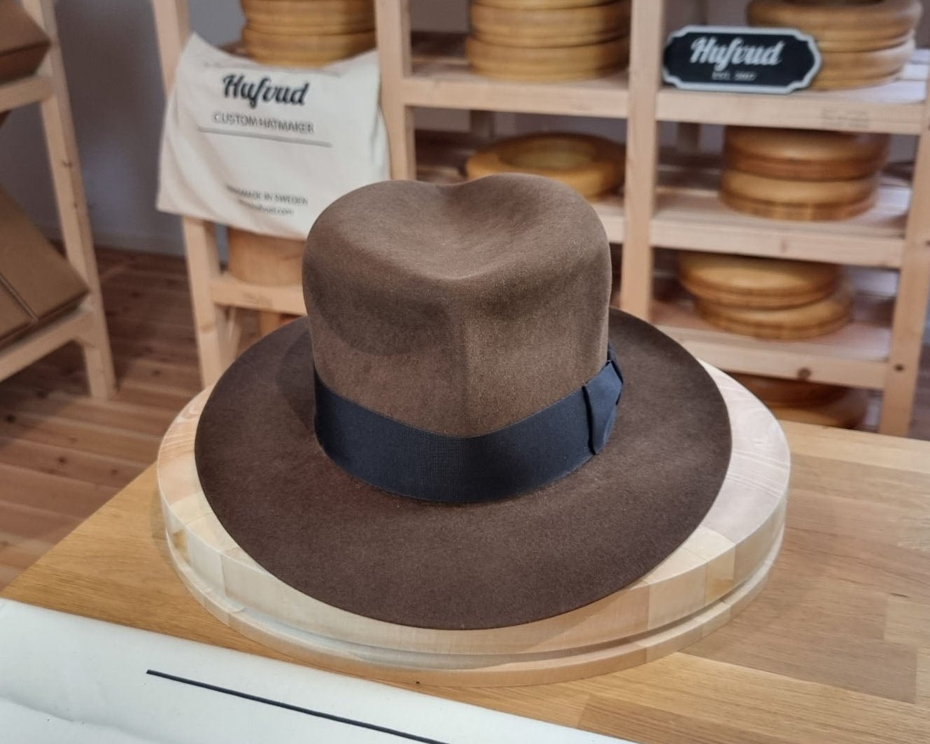 LEIFUR Lucky FEDORA | RABBIT & HARE DELUXE BLEND FELT | SABLE BROWN COLOR | SIZE 58, US 7 1/4 - Hufvud