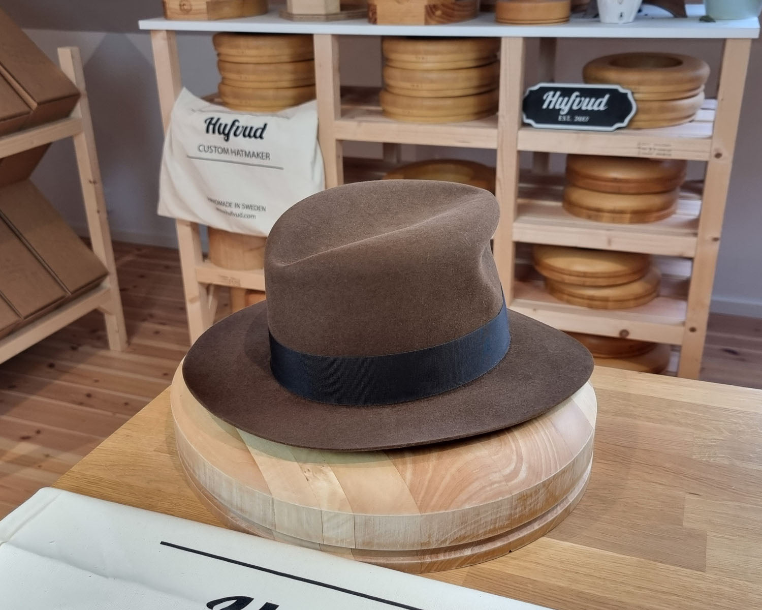 LEIFUR Lucky FEDORA | RABBIT &amp; HARE DELUXE BLEND FELT | SABLE BROWN COLOR | SIZE 58, US 7 1/4 - Hufvud