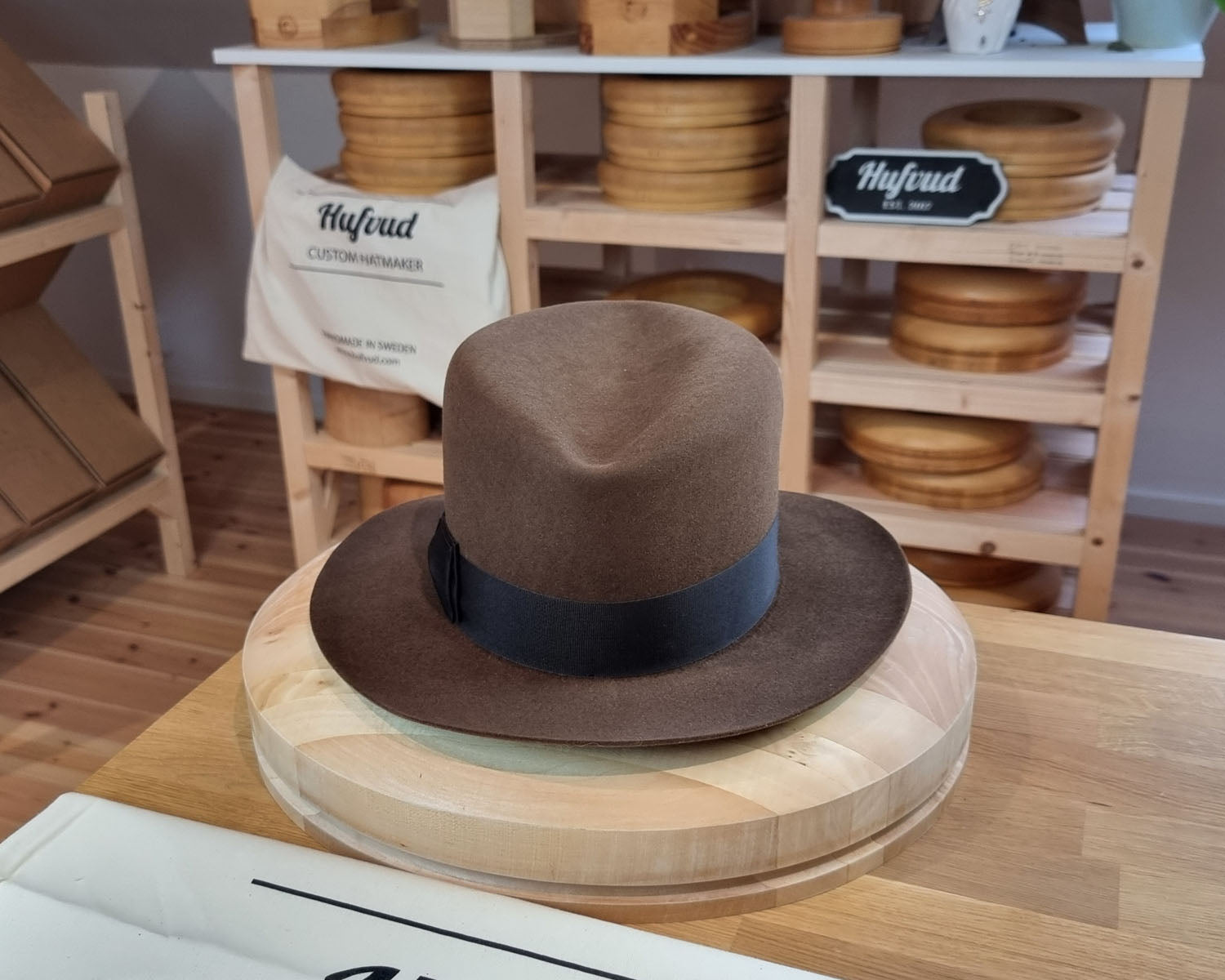 LEIFUR Lucky FEDORA | RABBIT &amp; HARE DELUXE BLEND FELT | SABLE BROWN COLOR | SIZE 58, US 7 1/4 - Hufvud