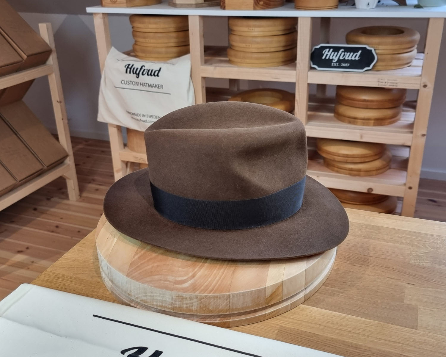 LEIFUR Lucky FEDORA | RABBIT &amp; HARE DELUXE BLEND FELT | SABLE BROWN COLOR | SIZE 58, US 7 1/4 - Hufvud
