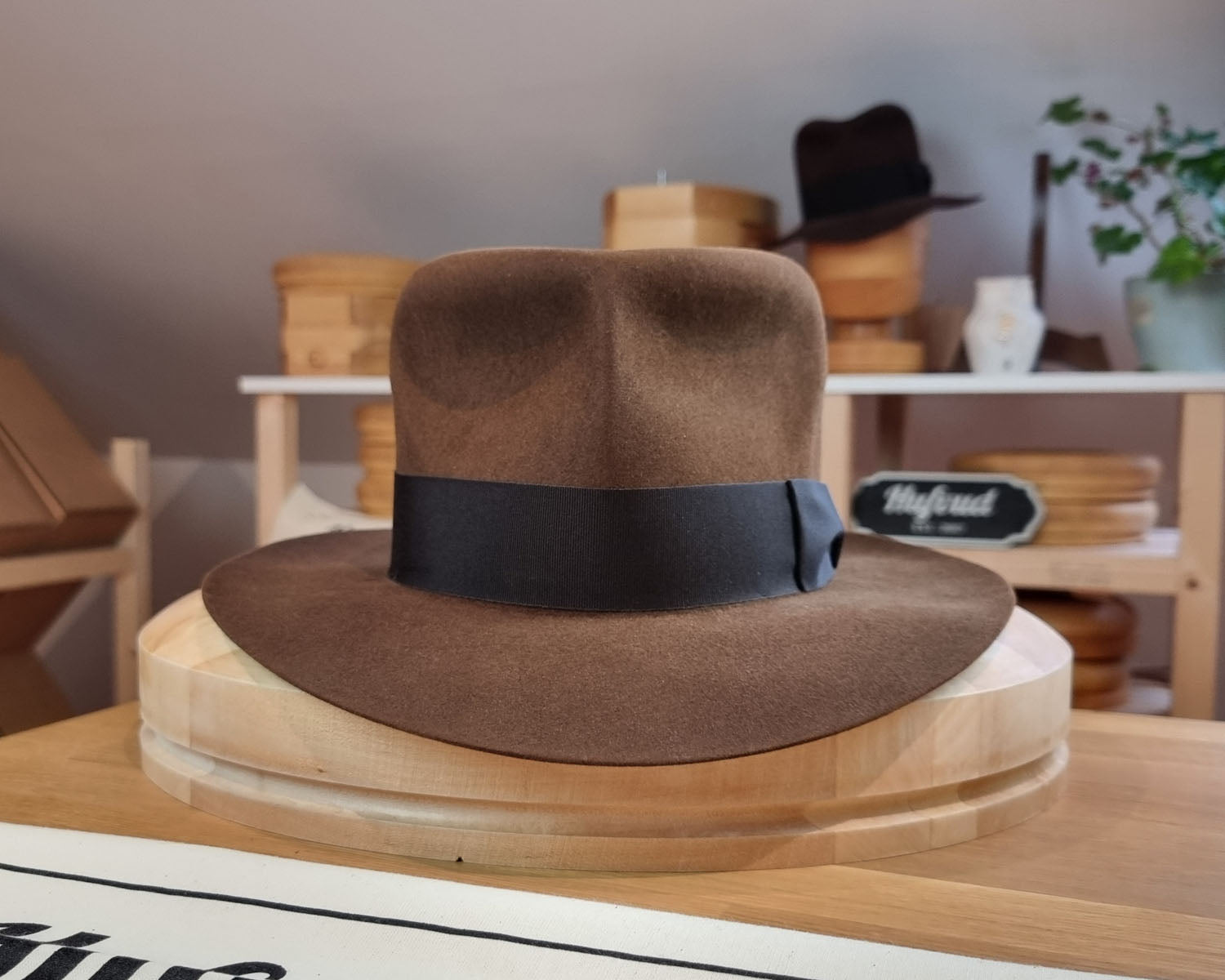 LEIFUR Lucky FEDORA | RABBIT &amp; HARE DELUXE BLEND FELT | SABLE BROWN COLOR | SIZE 58, US 7 1/4 - Hufvud