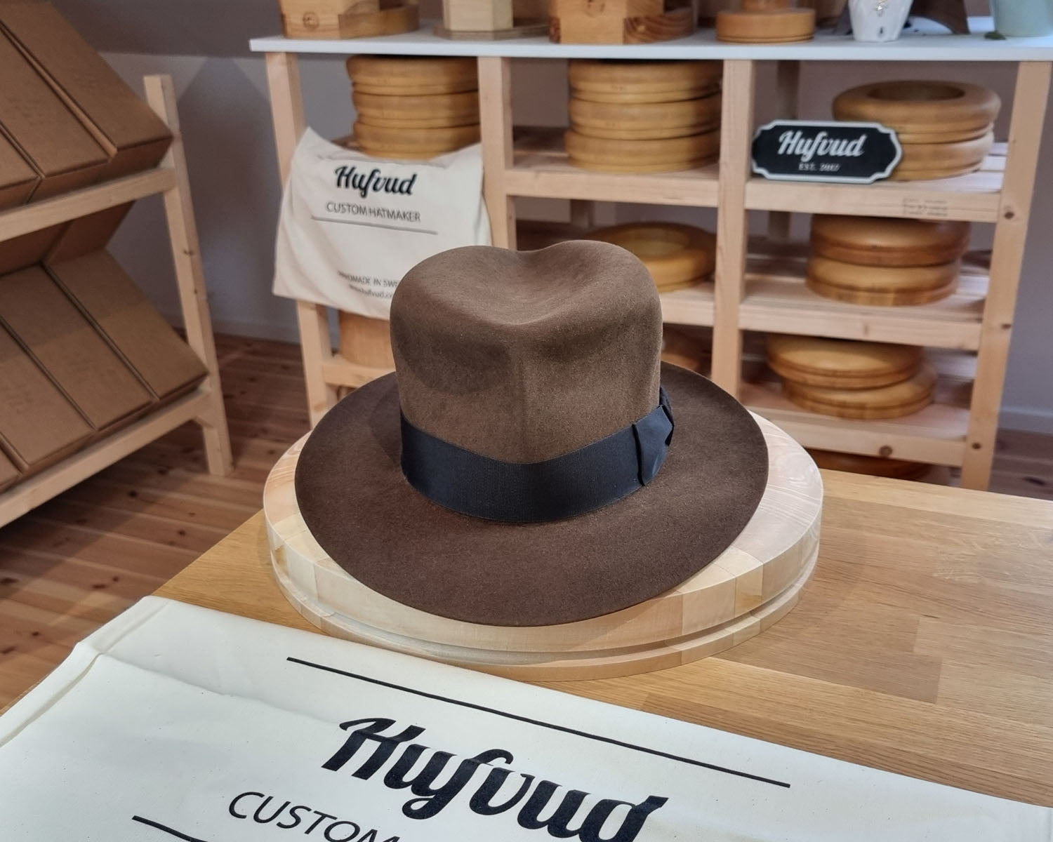 LEIFUR Lucky FEDORA | RABBIT &amp; HARE DELUXE BLEND FELT | SABLE BROWN COLOR | SIZE 58, US 7 1/4 - Hufvud
