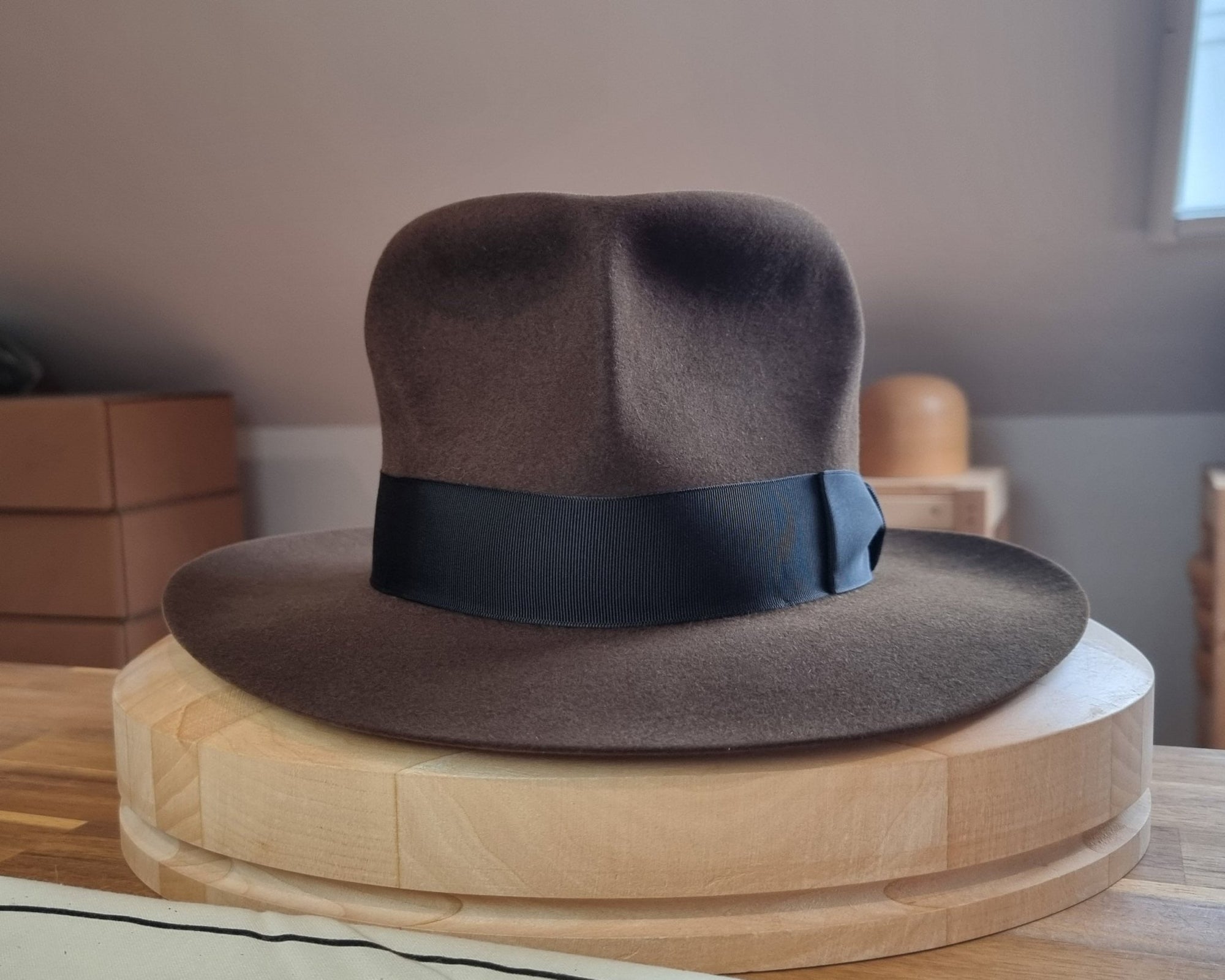 LEIFUR Raven Crown FEDORA | RABBIT &amp; HARE DELUXE BLEND | MULTIPLE SIZE AVAILABLE - Hufvud