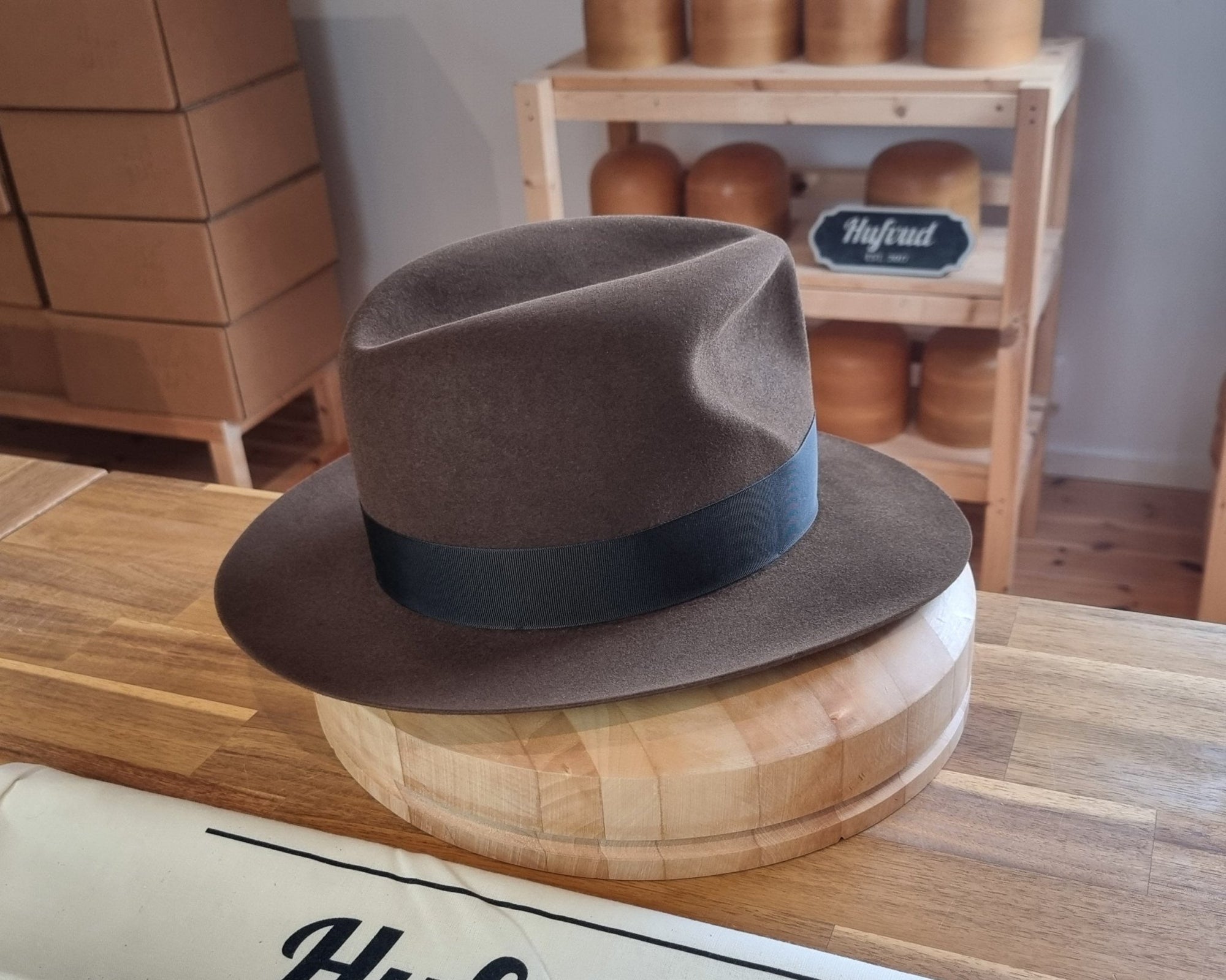 LEIFUR Raven Crown FEDORA | RABBIT &amp; HARE DELUXE BLEND | MULTIPLE SIZE AVAILABLE - Hufvud
