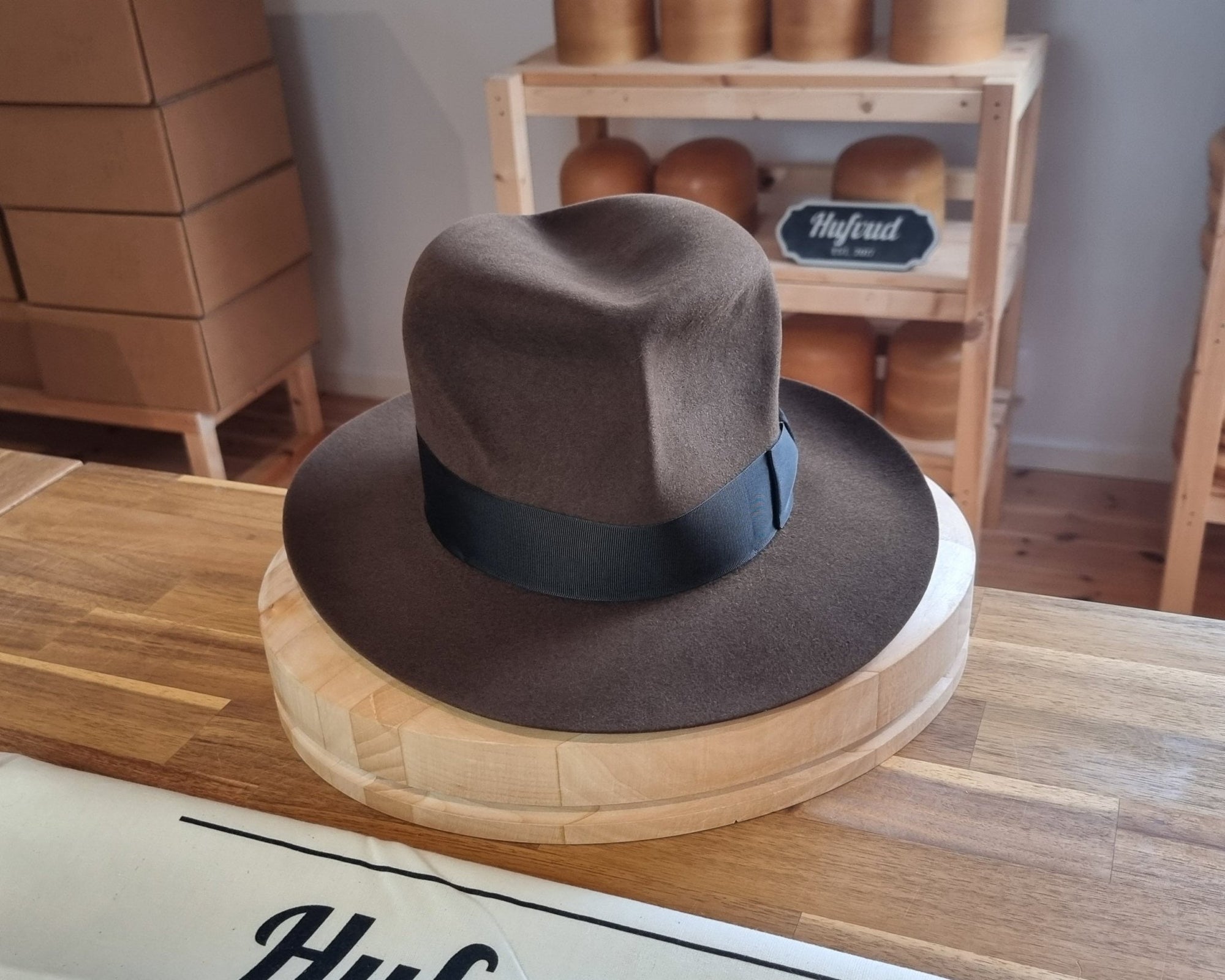 LEIFUR Raven Crown FEDORA | RABBIT &amp; HARE DELUXE BLEND | MULTIPLE SIZE AVAILABLE - Hufvud