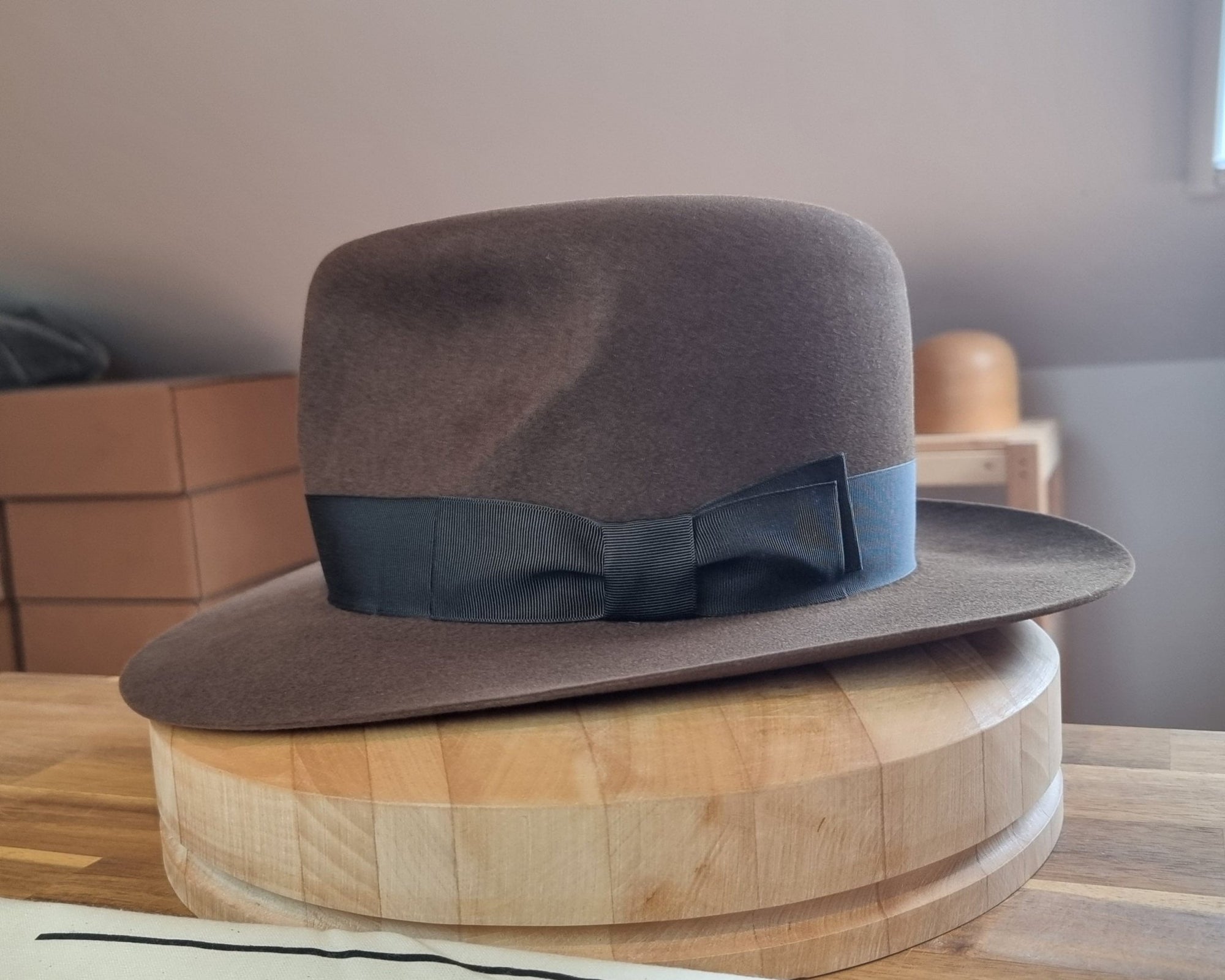 LEIFUR Raven Crown FEDORA | RABBIT &amp; HARE DELUXE BLEND | MULTIPLE SIZE AVAILABLE - Hufvud