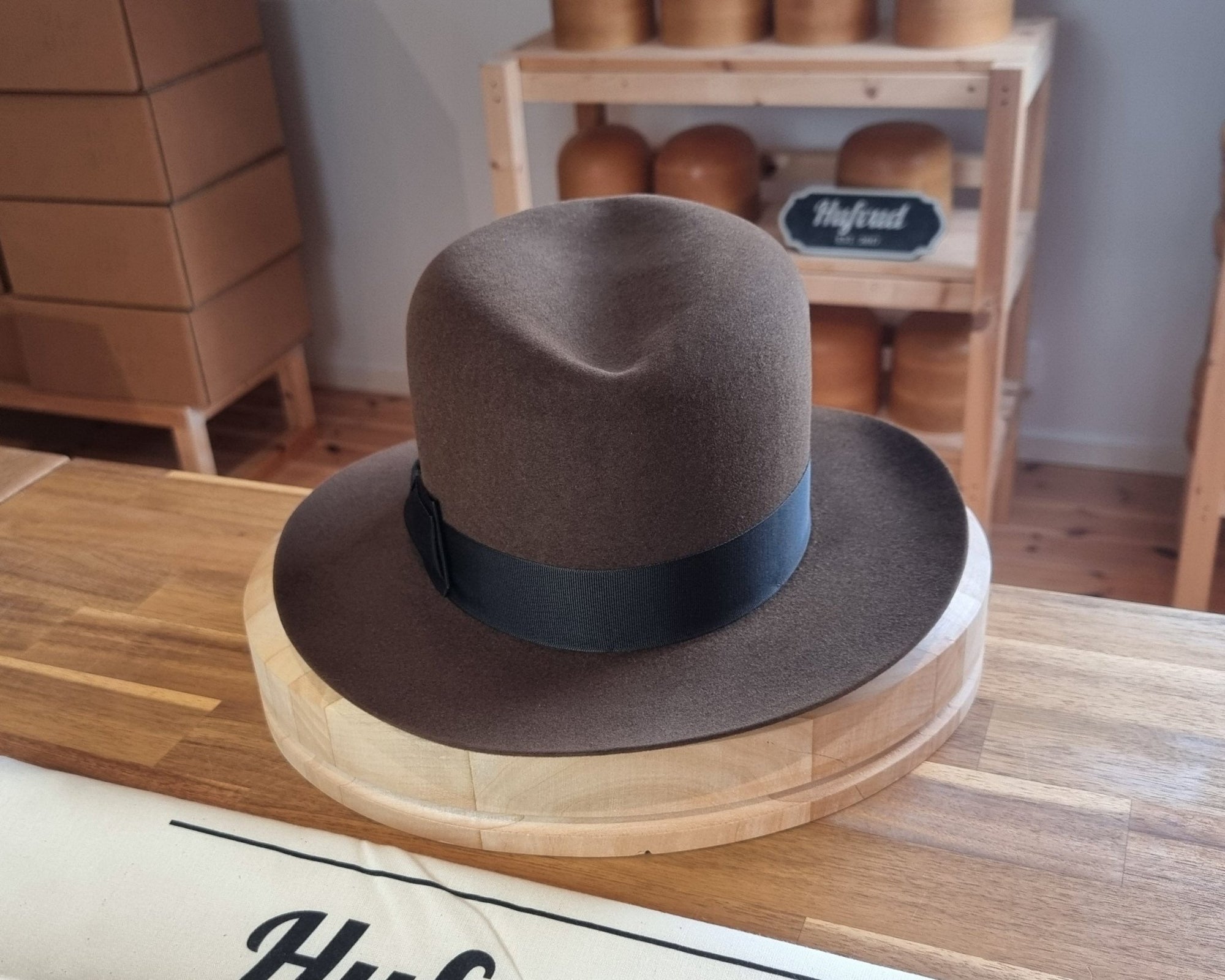 LEIFUR Raven Crown FEDORA | RABBIT &amp; HARE DELUXE BLEND | MULTIPLE SIZE AVAILABLE - Hufvud