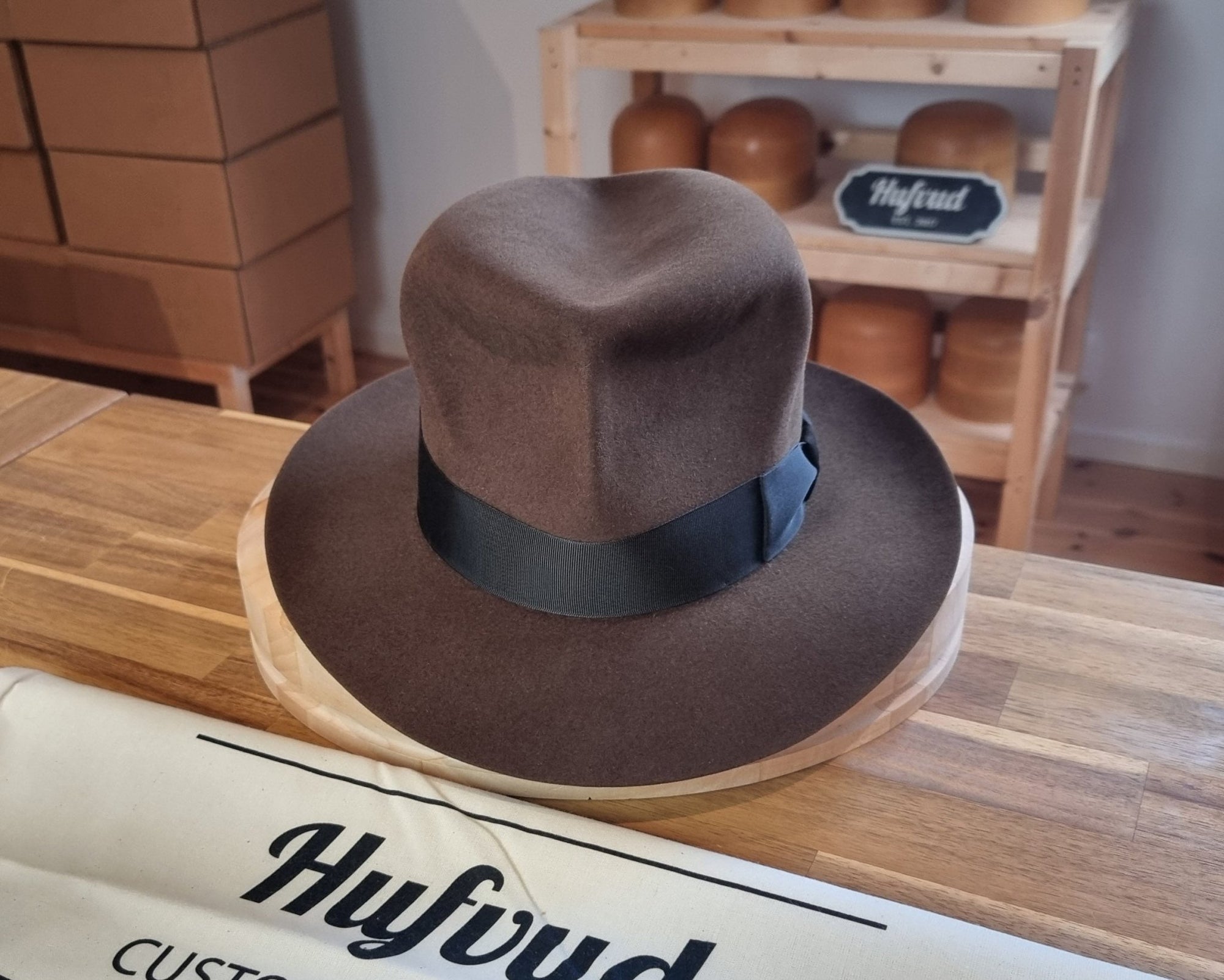 LEIFUR Raven Crown FEDORA | RABBIT &amp; HARE DELUXE BLEND | MULTIPLE SIZE AVAILABLE - Hufvud