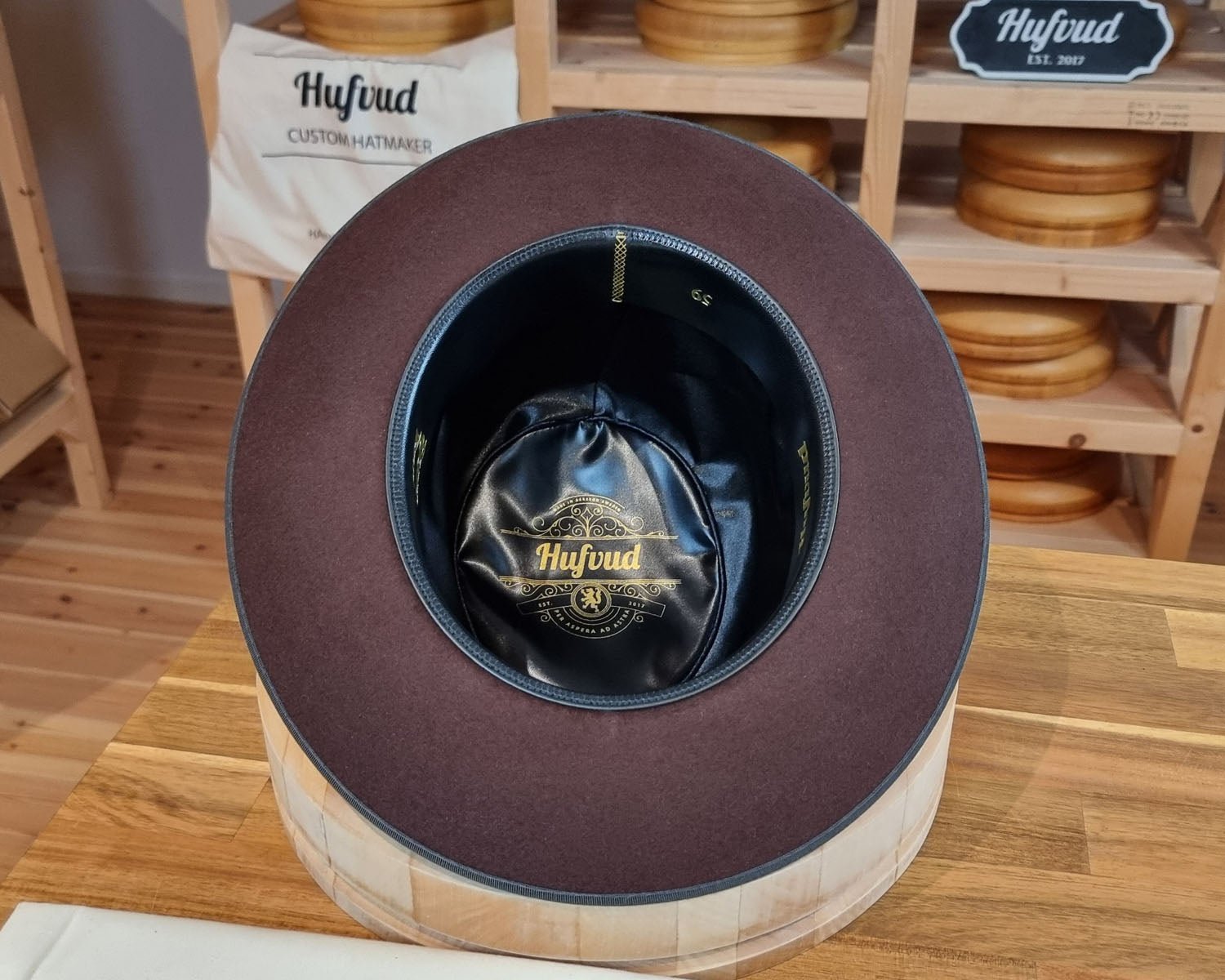 OPEN CROWN PLAYBOY | BEAVER THIRTY | DARK BROWN RUST COLOR | SIZE 59, US 7 3/8 - Hufvud