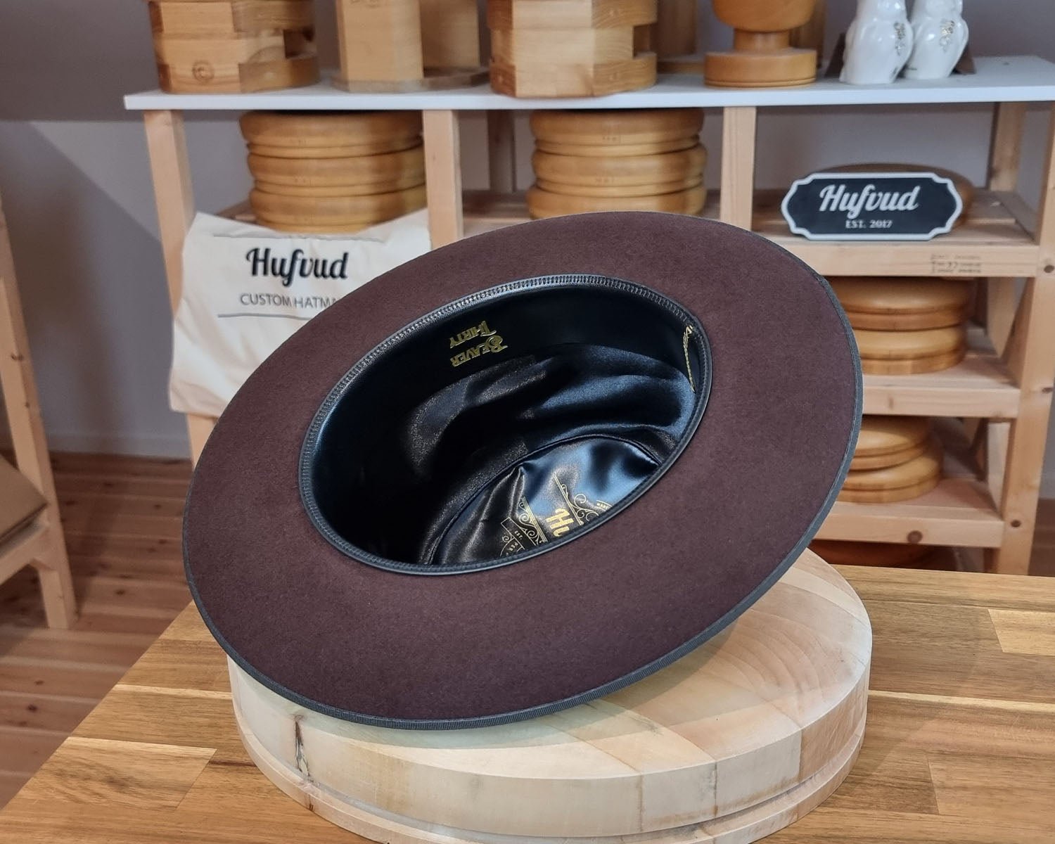 OPEN CROWN PLAYBOY | BEAVER THIRTY | DARK BROWN RUST COLOR | SIZE 59, US 7 3/8 - Hufvud