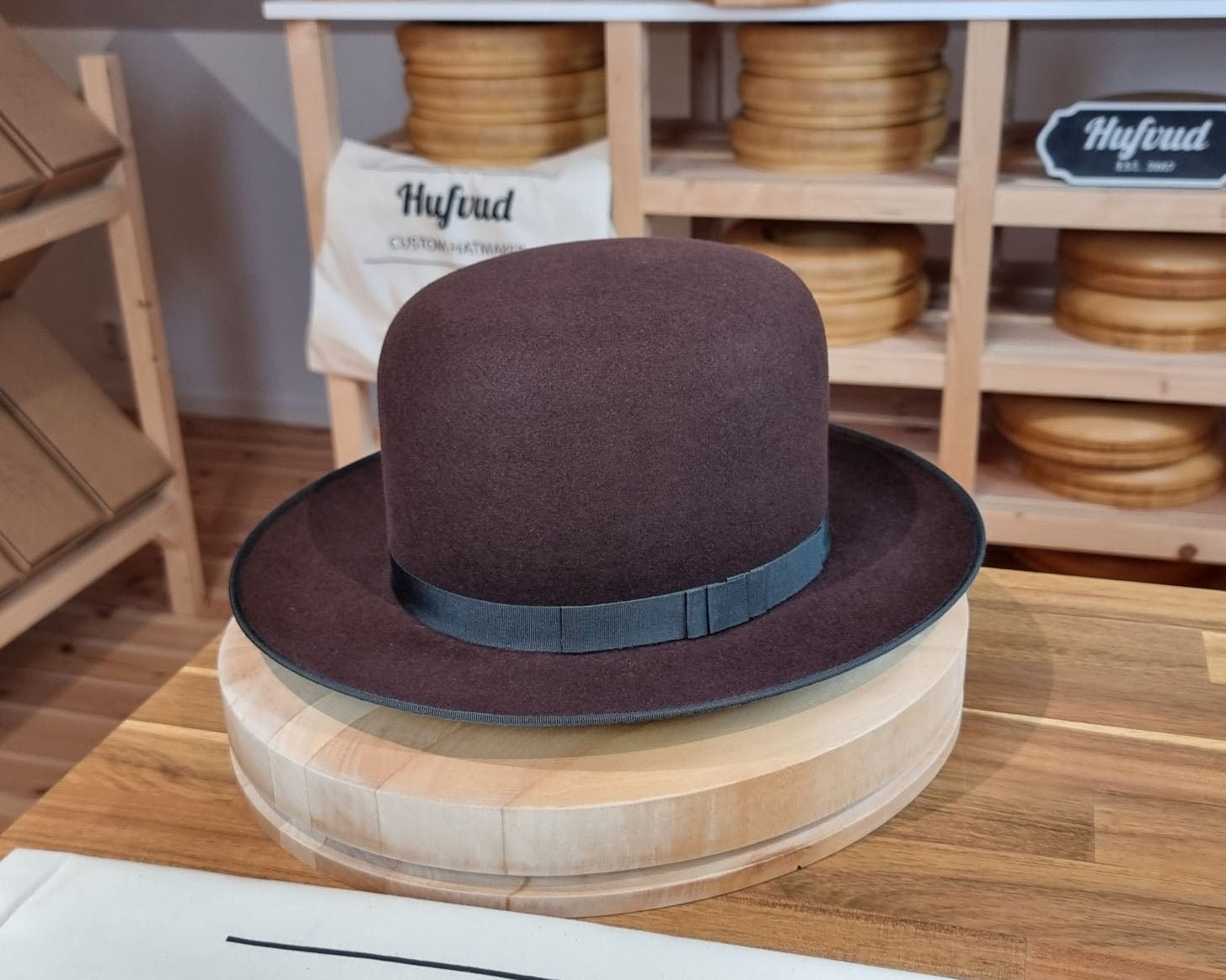 OPEN CROWN PLAYBOY | BEAVER THIRTY | DARK BROWN RUST COLOR | SIZE 59, US 7 3/8 - Hufvud