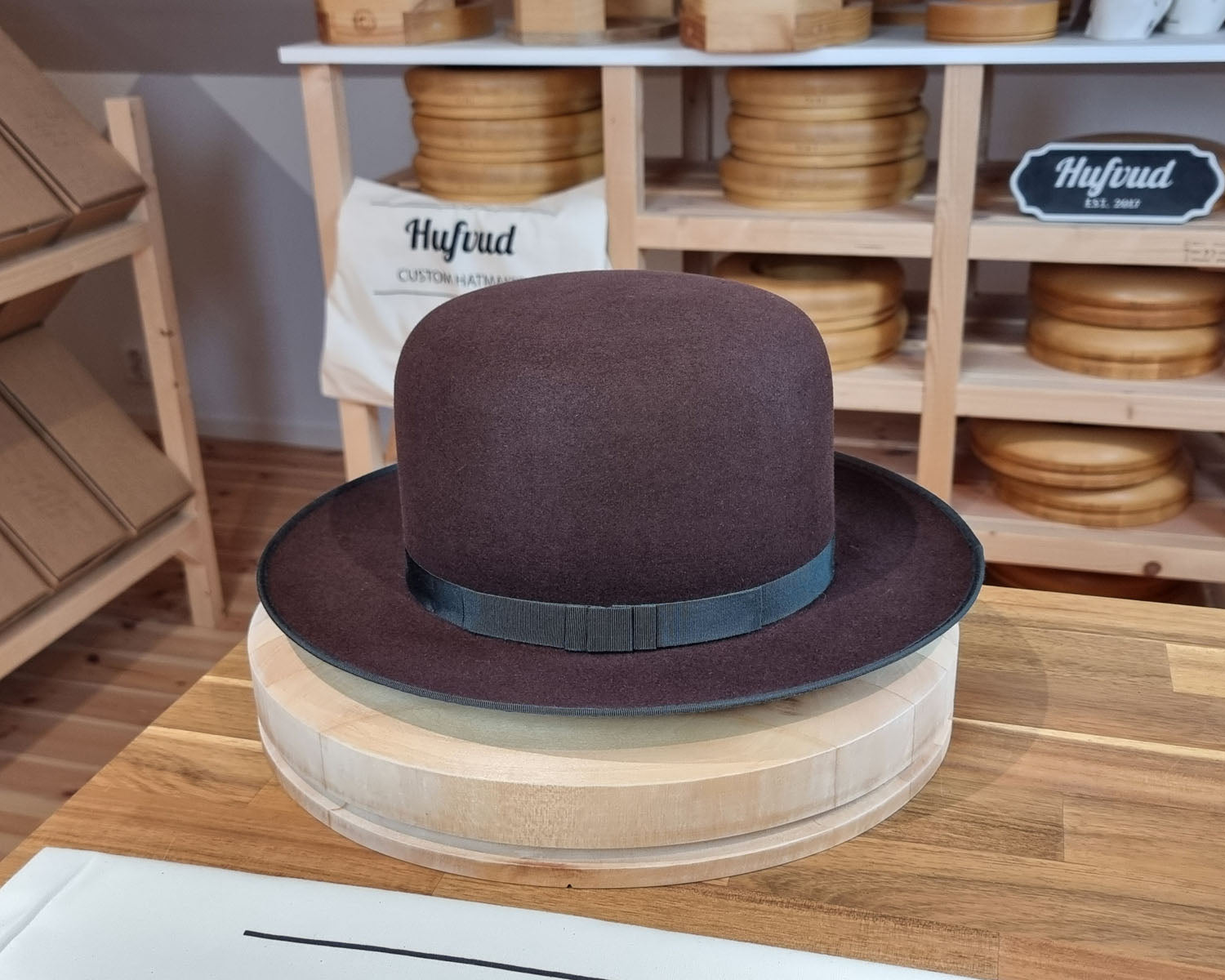 OPEN CROWN PLAYBOY | BEAVER THIRTY | DARK BROWN RUST COLOR | SIZE 59, US 7 3/8 - Hufvud