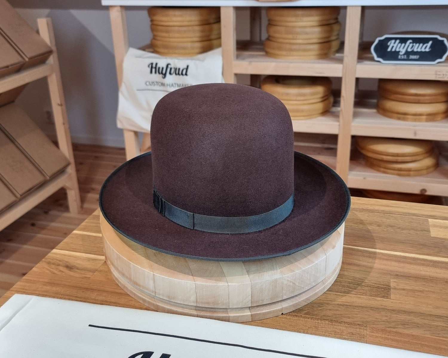 OPEN CROWN PLAYBOY | BEAVER THIRTY | DARK BROWN RUST COLOR | SIZE 59, US 7 3/8 - Hufvud