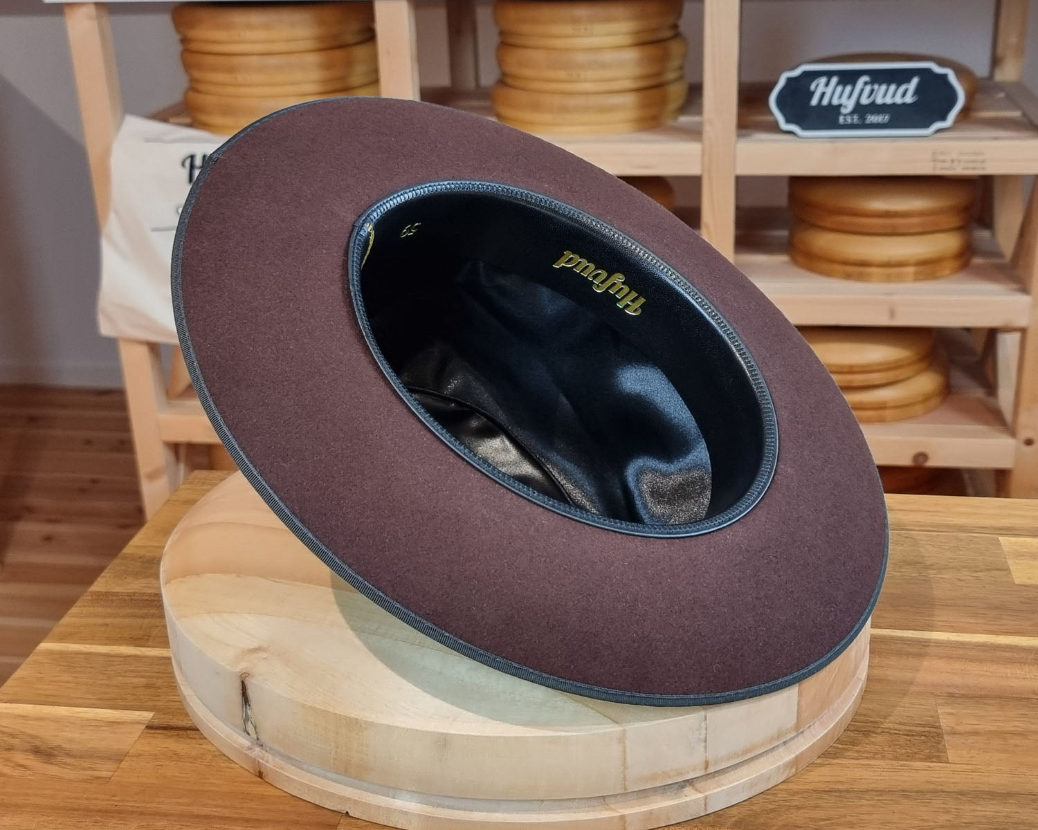 OPEN CROWN PLAYBOY | BEAVER THIRTY | DARK BROWN RUST COLOR | SIZE 59, US 7 3/8 - Hufvud